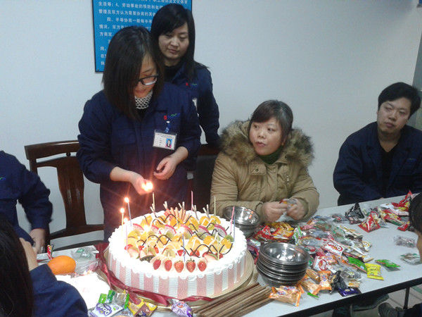 公司为每月生日员工举办生日会
